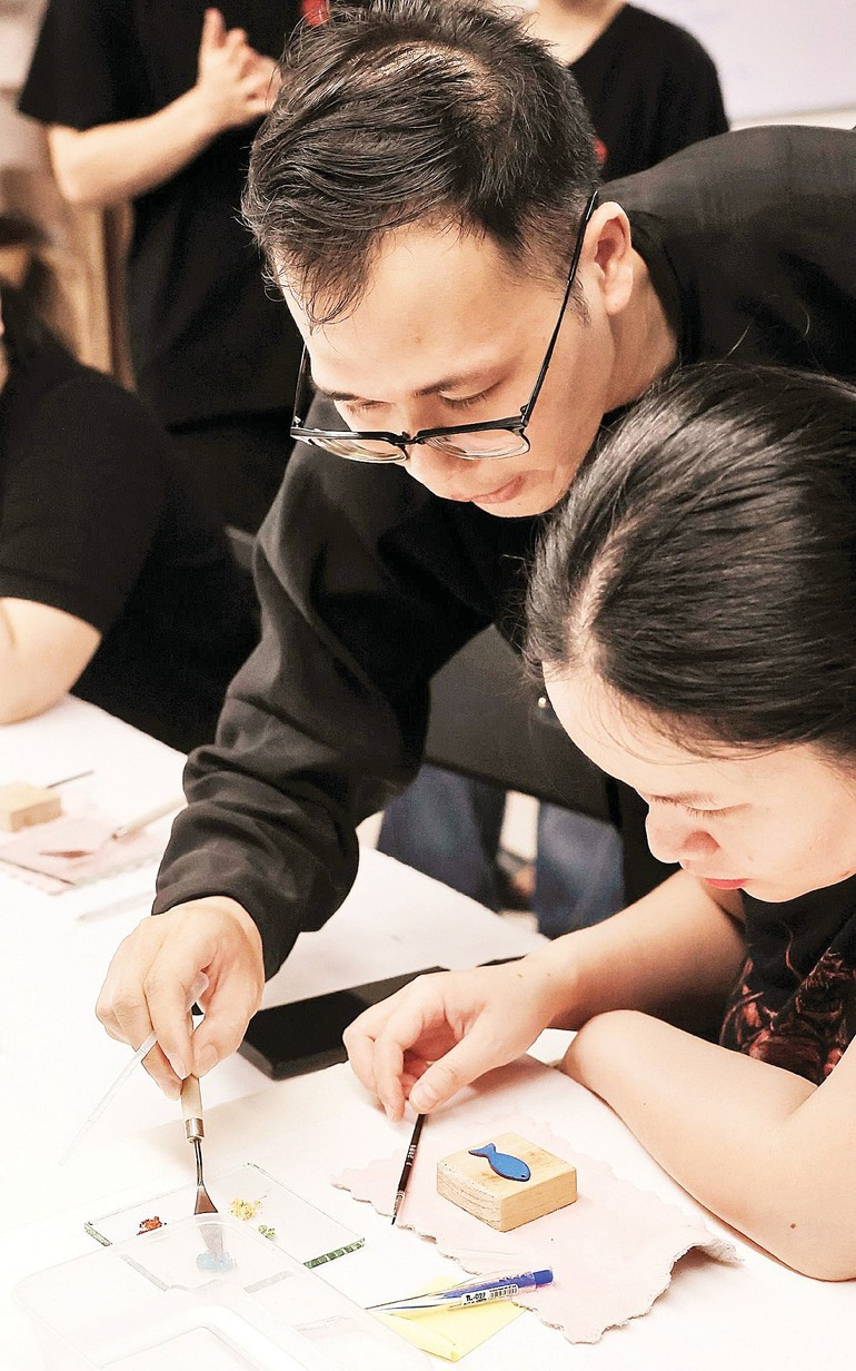Mong muốn lan tỏa nghệ thuật pháp lam, Tùng thường tổ chức workshop cho các bạn trẻ. Mong muốn lan tỏa nghệ thuật pháp lam, Tùng thường tổ chức workshop cho các bạn trẻ.
