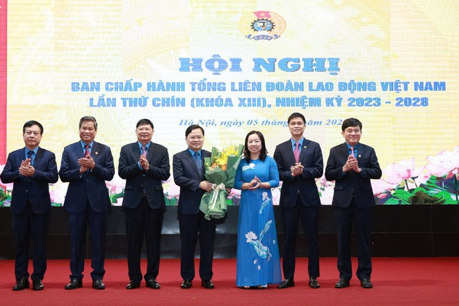 Ban Chấp hành Tổng Liên đoàn Lao động Việt Nam chúc mừng ông Nguyễn Anh Tuấn đã được bầu giữ chức Chủ tịch Tổng Liên đoàn Lao động Việt Nam nhiệm kỳ 2023-2028. Ảnh: Tổng Liên đoàn Lao động Việt Nam