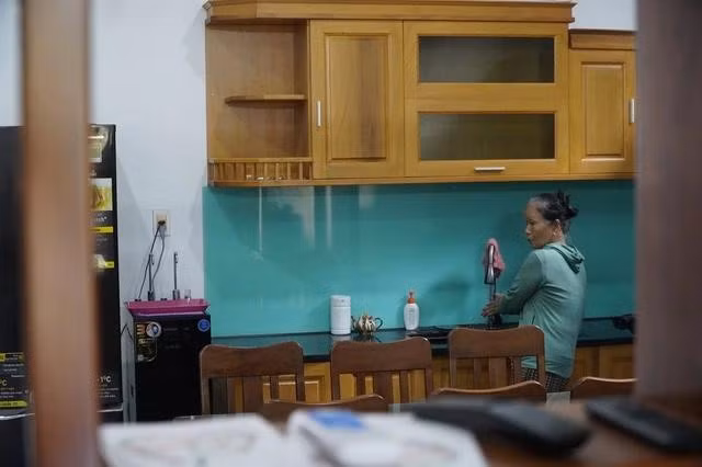 Bà Hà Thị Gái (70 tuổi, thôn An Mỹ, xã Cam Tuyền, H.Cam Lộ, Quảng Trị) không ngờ đến tuổi này bà vẫn phải làm nhà, lại là nhà to