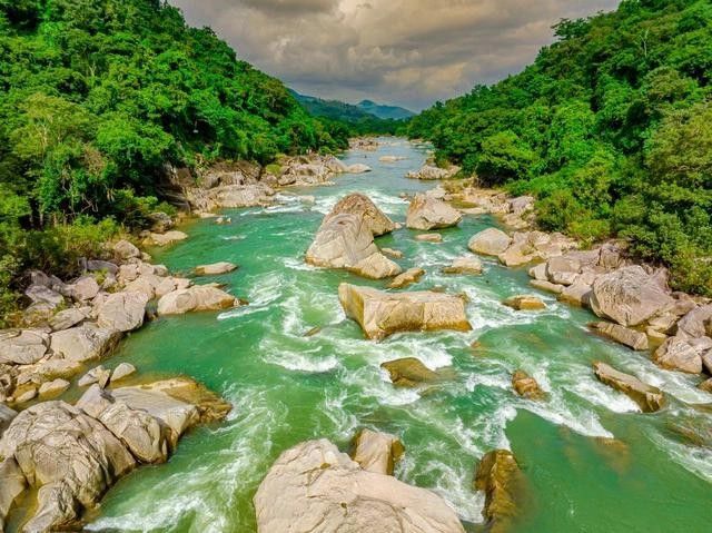Lòng suối Hầm Hô ken dày đá tảng kỳ lạ Lòng suối Hầm Hô ken dày đá tảng kỳ lạ