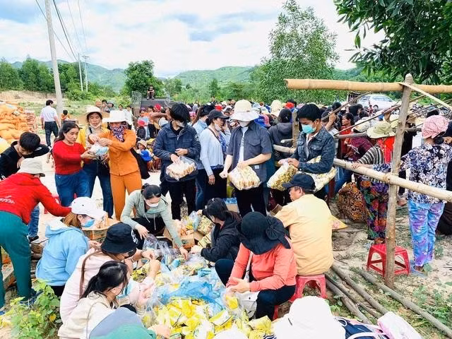 Tặng nhu yếu phẩm cho bà con có hoàn cảnh khó khăn tại xã Phú Mỡ (H.Đồng Xuân)