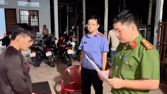 Công an đọc lệnh khám nhà Đặng Văn Phi