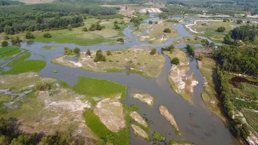 Hồ Thị Tính được tạo thành bởi các nhánh sông, suối và đập Thị Tính