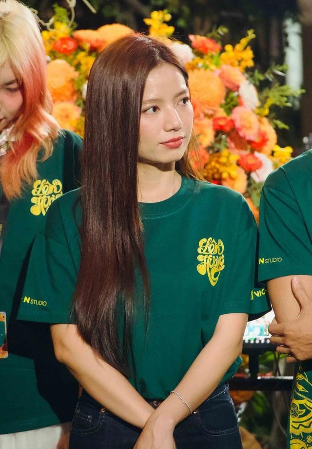 Diễn viên Lê Hạ Anh trong buổi họp mặt khai máy phim Lên hương