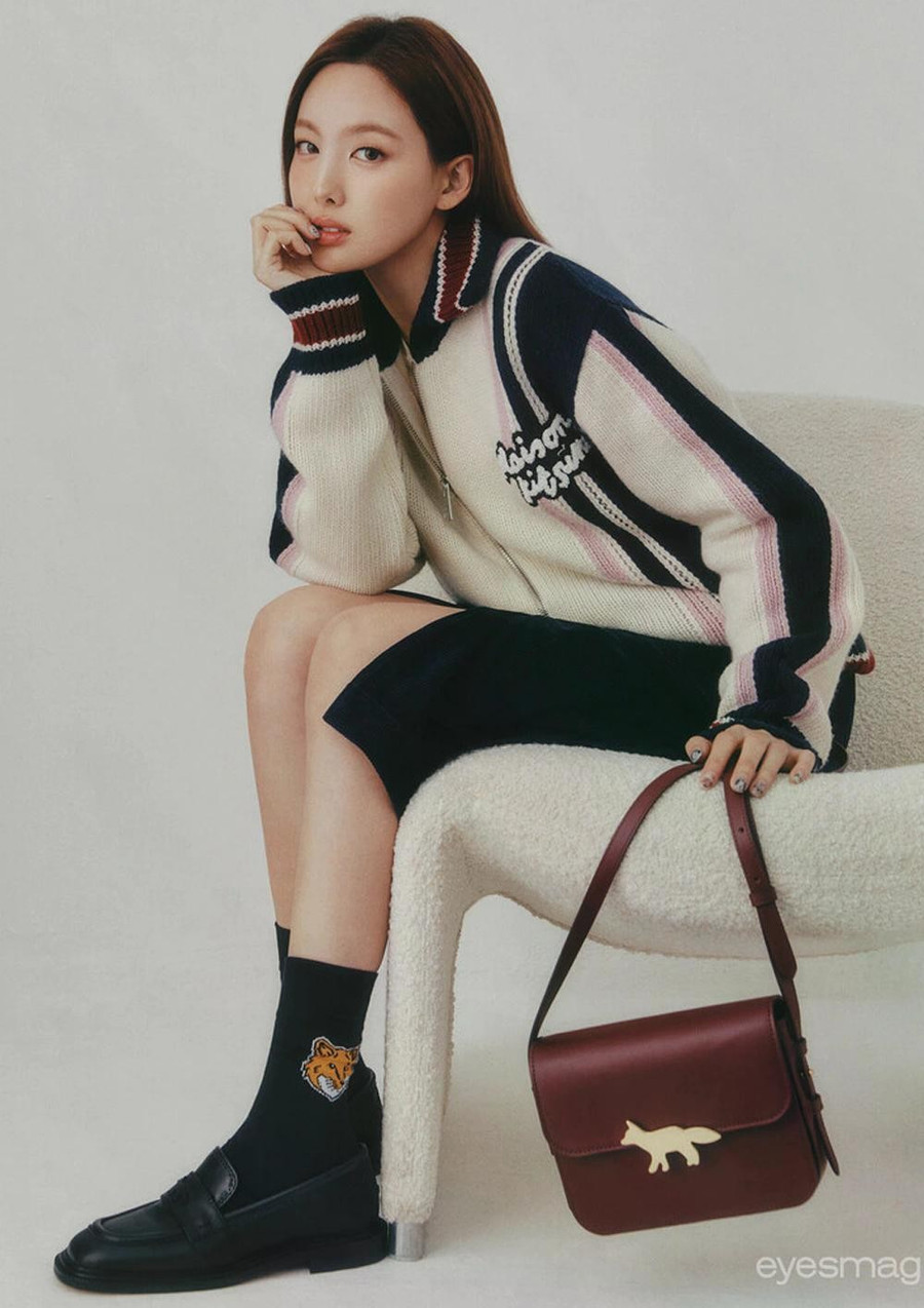 Điểm nhấn của set đồ là chiếc túi Edie nhỏ nhắn, lấy cảm hứng từ chủ nghĩa cổ điển nhưng thấm đượm tinh thần tự do, phóng khoáng. Biểu tượng cáo đặc trưng được chọn làm khóa túi mạ vàng, gây ấn tượng thị giác