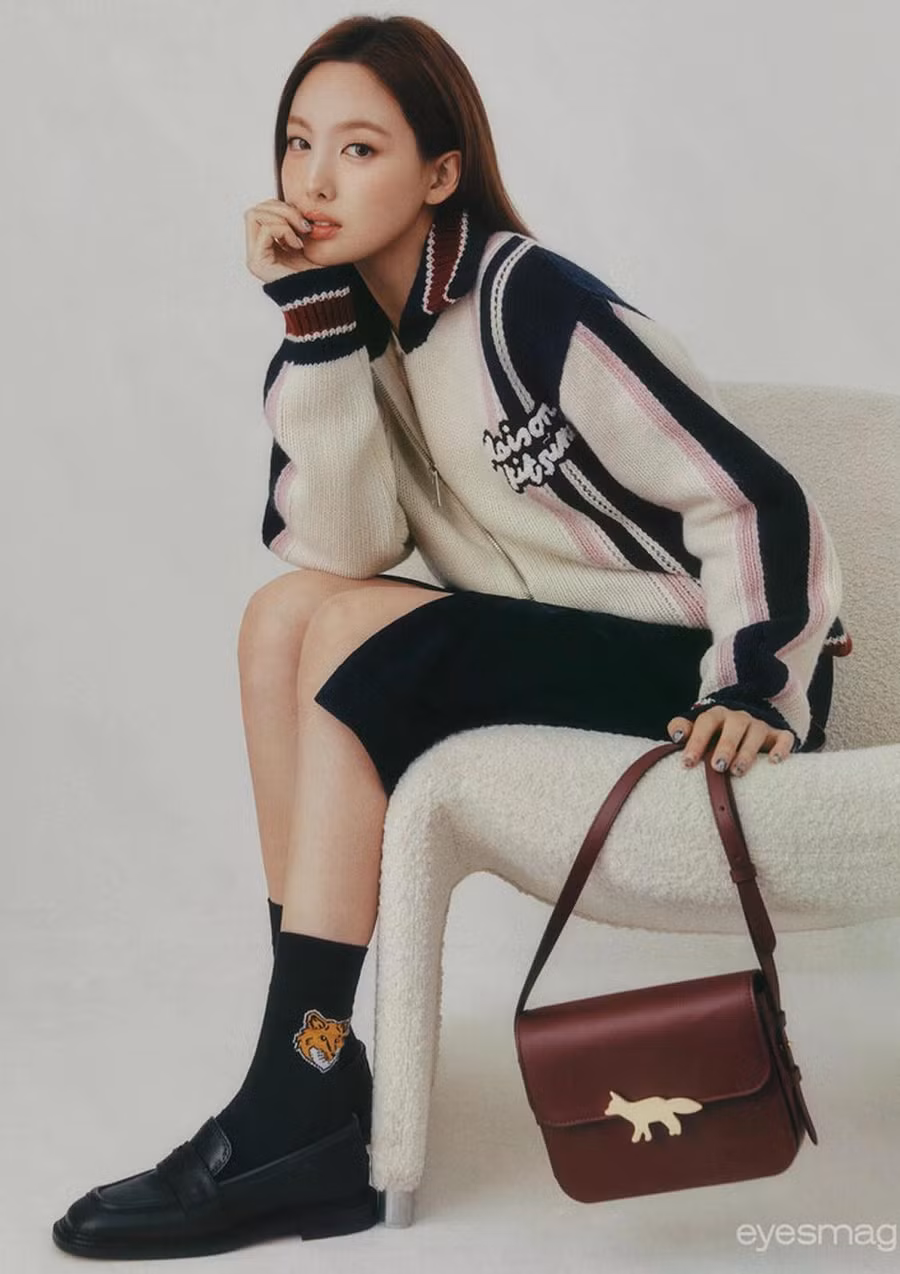 Điểm nhấn của set đồ là chiếc túi Edie nhỏ nhắn, lấy cảm hứng từ chủ nghĩa cổ điển nhưng thấm đượm tinh thần tự do, phóng khoáng. Biểu tượng cáo đặc trưng được chọn làm khóa túi mạ vàng, gây ấn tượng thị giác