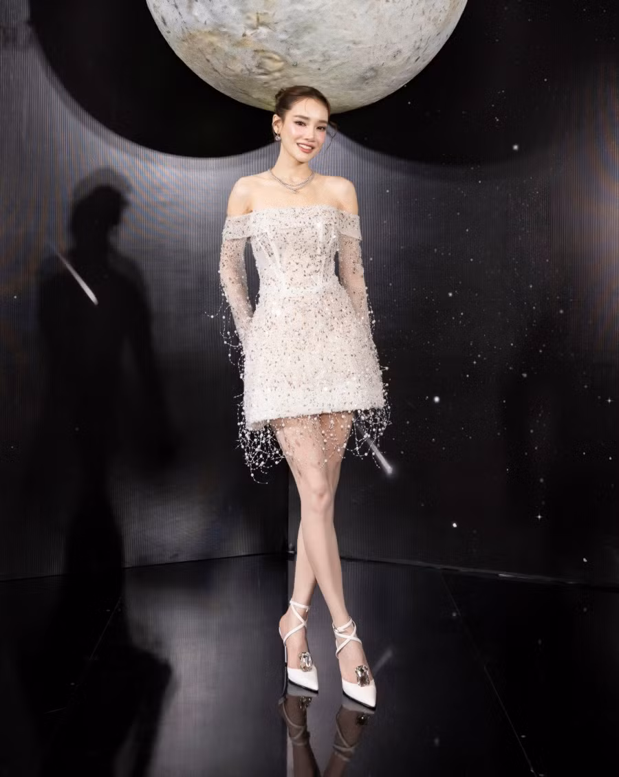 Nhã Phương chọn váy ngắn trên gối, hở vai khoe xương quai xanh. Cô tối giản phụ kiện, trang điểm nhẹ để tôn lên thiết kế tua rua cầu kỳ.