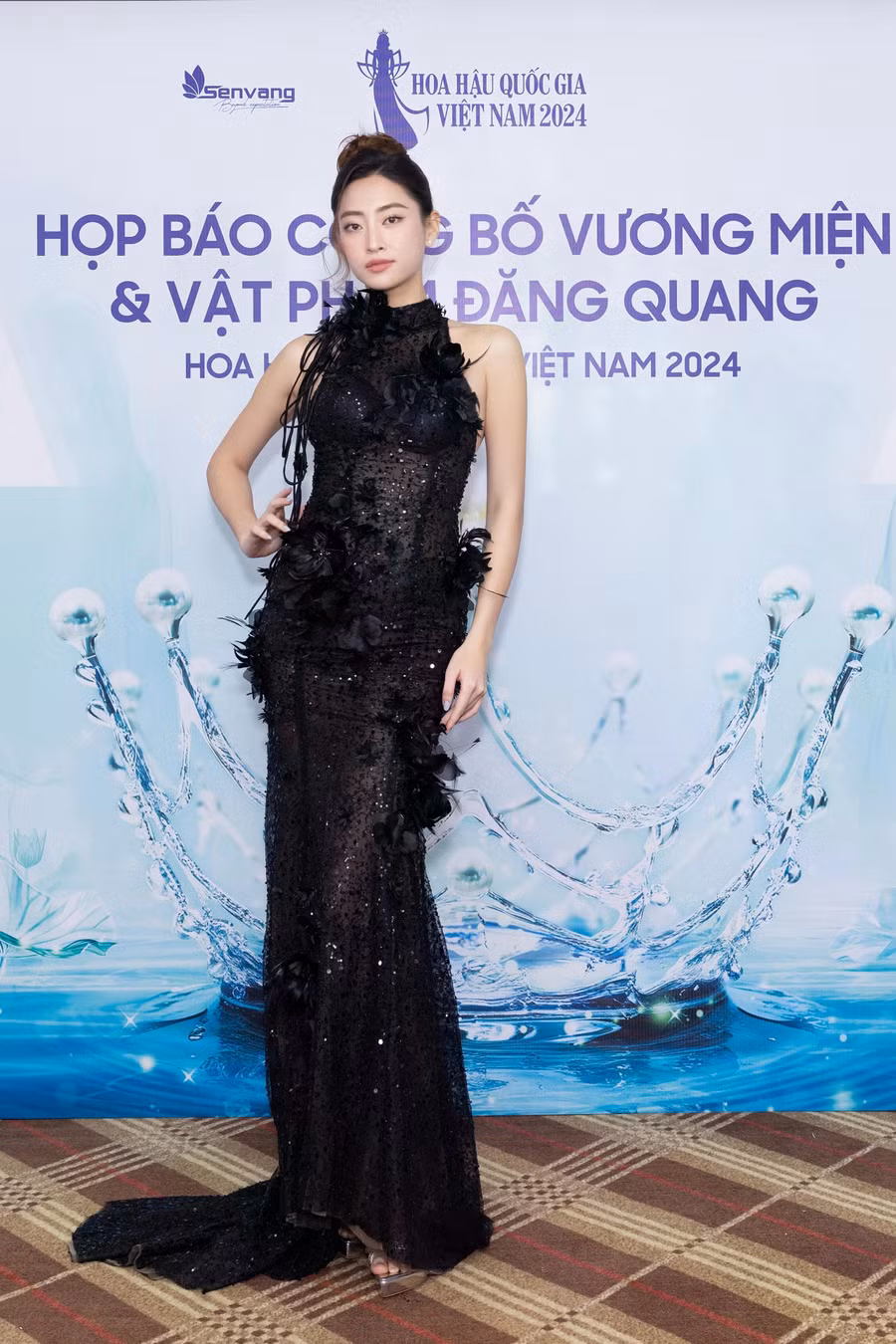 Hoa hậu Lương Thùy Linh khoe thần thái sang chảnh trong chiếc váy cổ yếm màu đen. Thiết kế xuyên thấu, bó sát giúp người đẹp tôn đường cong cơ thể