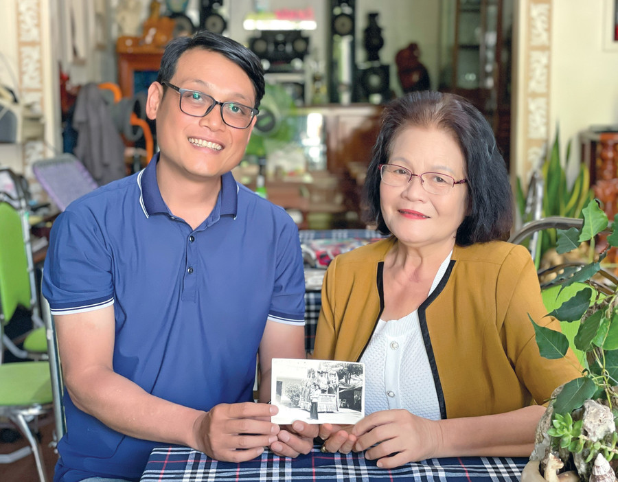 Họa sĩ Đinh Việt Thanh và mẹ cùng bức ảnh chụp cách đây tròn 40 năm. Ảnh: P.D 11-1374.jpg