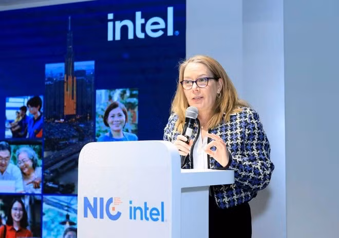 Bà Sarah Kemp, Phó Chủ tịch phụ trách Đối ngoại Chính phủ Quốc tế, Tập đoàn Intel, chia sẻ AI đang định hình lại cách chúng ta làm việc, sống và sáng tạo. (Ảnh: BTC/Vietnam+)