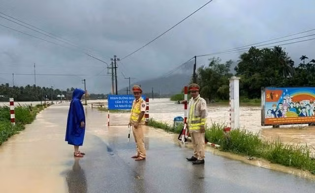 Tuyến đường ĐT.629 (từ TX.Hoài Nhơn đi H.An Lão) bị lũ chia cắt nhiều đoạn vào chiều 6.11