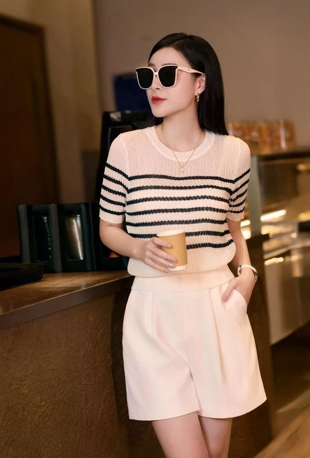 Set áo dệt kim thoáng khí phối cùng quần shorts trẻ trung gửi tới nàng một diện mạo đầy năng lượng, hiện đại mà vẫn trang nhã tuyệt đối. Không chỉ giúp nàng thoải mái suốt cả ngày, bộ đôi này còn tôn lên nét cuốn hút riêng biệt, tự tin trong mọi hoàn cảnh từ đi làm tới dạo phố