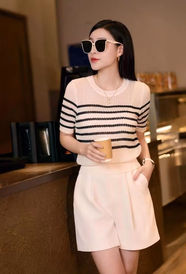 Set áo dệt kim thoáng khí phối cùng quần shorts trẻ trung gửi tới nàng một diện mạo đầy năng lượng, hiện đại mà vẫn trang nhã tuyệt đối. Không chỉ giúp nàng thoải mái suốt cả ngày, bộ đôi này còn tôn lên nét cuốn hút riêng biệt, tự tin trong mọi hoàn cảnh từ đi làm tới dạo phố
