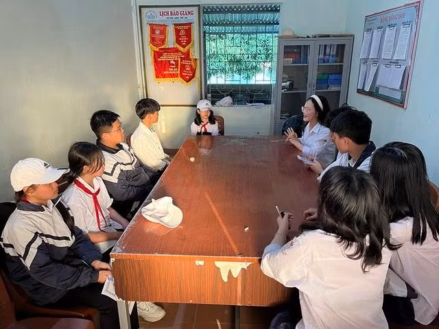 Linh chia sẻ cùng các em trong khuôn khổ dự án “Đôi cánh”