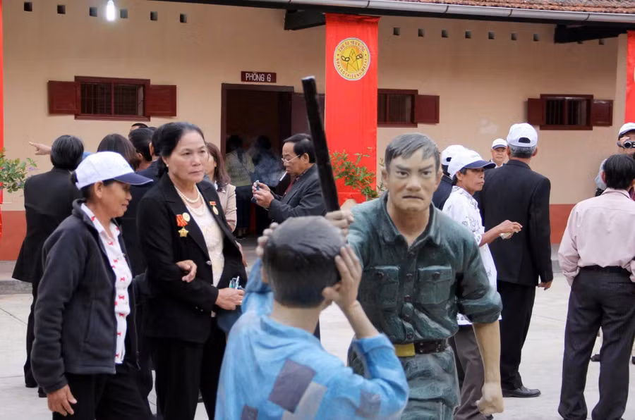 Các cựu tù nhân thăm nơi chốn ngày xưa kẻ thù từng giam cầm, tra tấn họ