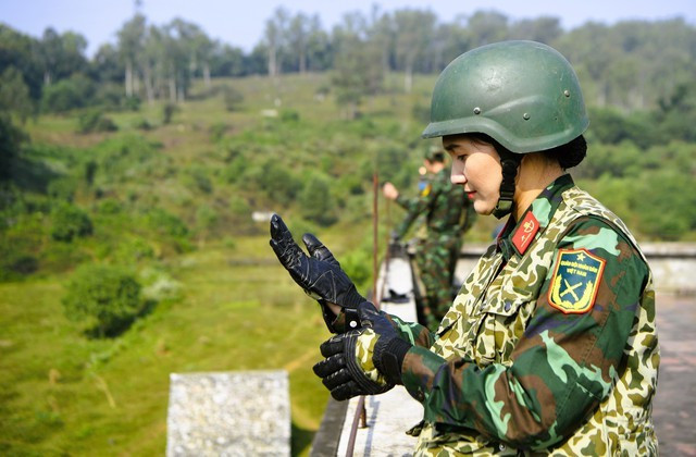 Thiếu úy quân nhân chuyên nghiệp Nguyễn Thị Hải Linh (lữ đoàn đặc công biệt động 1) kiểm tra an toàn, trước khi vào huấn luyện
