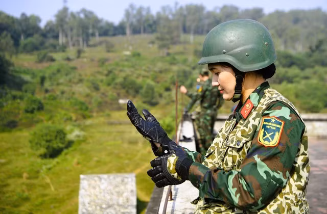 Thiếu úy quân nhân chuyên nghiệp Nguyễn Thị Hải Linh (lữ đoàn đặc công biệt động 1) kiểm tra an toàn, trước khi vào huấn luyện