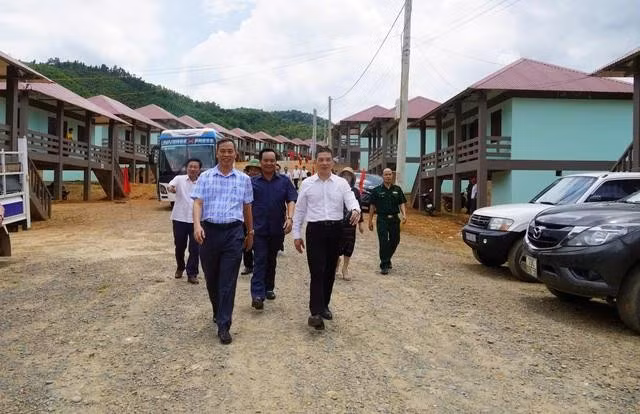 Ông Nguyễn Viết Hải, Chủ tịch Tập đoàn Sơn Hải (hàng đầu, bên phải) và lãnh đạo tỉnh Quảng Trị trong dịp khánh thành làng Nghĩa tình Sơn Hải