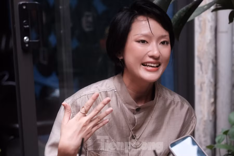 "Đóng phim với nhiều diễn viên nổi tiếng, tôi tự tạo áp lực cho mình. Yếu tố quyết định để tôi được nhận vai Ba Hương có lẽ là sự lì lợm, quyết tâm. Đó cũng là những tính cách của nhân vật", Hồ Thu Anh nói.