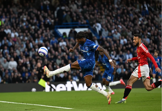 Noni Madueke trong một pha bóng vây hãm cầu môn Man United Noni Madueke trong một pha bóng vây hãm cầu môn Man United