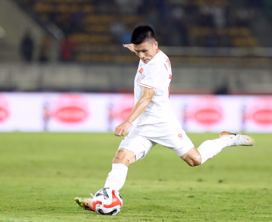 Quang Hải trong trận gặp Lào