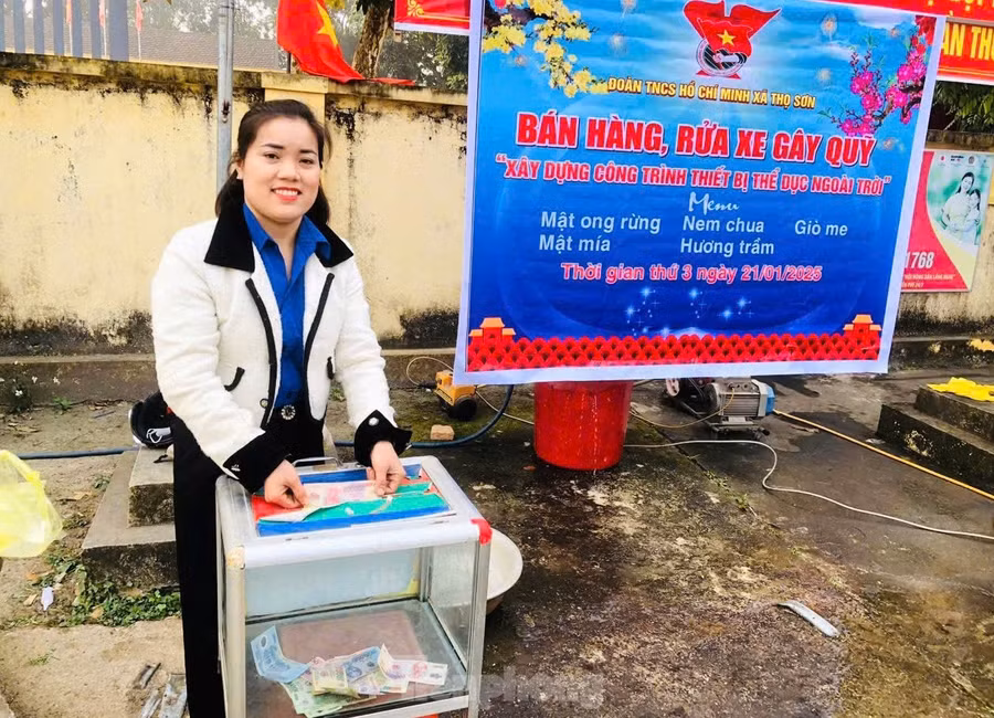 Biết chương trình có ý nghĩa lớn, nhiều người dân còn đến ủng hộ thêm tiền cho các đoàn viên gây quỹ từ thiện.