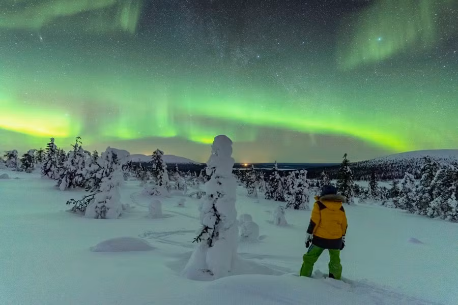 Du khách trải nghiệm cực quang. (Ảnh: CTV/Vietnam+)