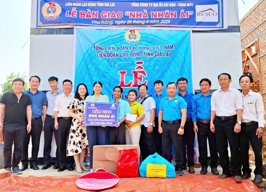Liên đoàn Lao động tỉnh phối hợp với Tổng Công ty Địa ốc Sài Gòn-TNHH một thành viên bàn giao nhà cho anh Rơ Lan Báo (thứ 7 từ trái sang, làng Bang Ngol, xã Ia Bang, huyện Chư Prông). Ảnh: M.N 1.jpg