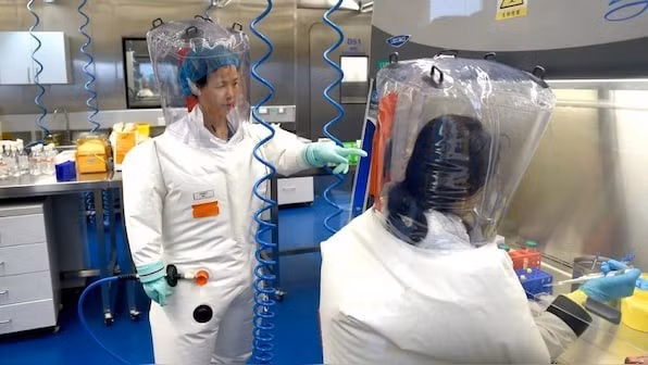 Bà Shi Zhengli trong phòng thí nghiệm ở Vũ Hán. (Ảnh: AP)