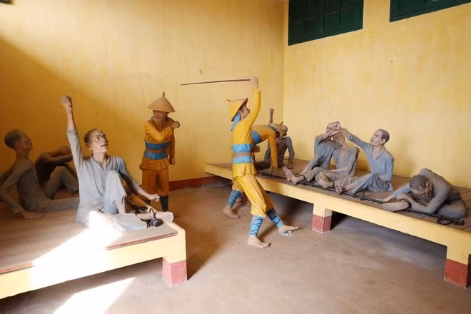 Khu vực tái hiện những chứng tích tội ác của chế độ thực dân, đế quốc đối với các chiến sĩ cách mạng. (Ảnh: Hoài Thu/TTXVN)