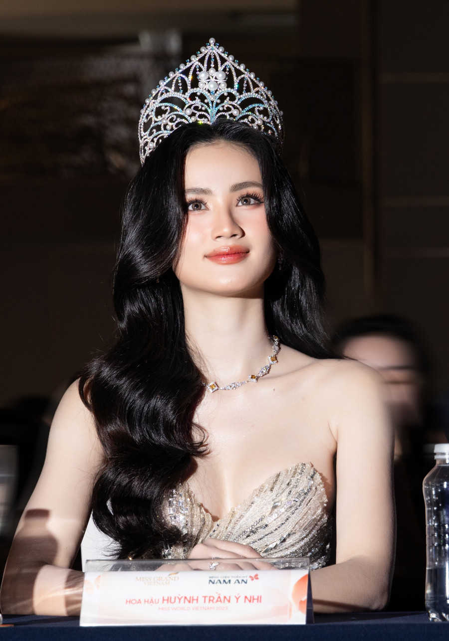 Cụ thể, Ý Nhi cho biết hồi tháng 9.2023, cô đã cắt mí và chỉnh xương mũi để có được ngoại hình tự tin hơn sau khi đăng quang Miss World Vietnam 2023. Người đẹp quê Bình Định thấy hài lòng với vẻ ngoài hiện tại của mình. “Tôi nhận được những lời khen về vẻ ngoài. Hình ảnh mới giúp tôi lên hình rạng rỡ hơn”, cô chia sẻ Cụ thể, Ý Nhi cho biết hồi tháng 9.2023, cô đã cắt mí và chỉnh xương mũi để có được ngoại hình tự tin hơn sau khi đăng quang Miss World Vietnam 2023. Người đẹp quê Bình Định thấy hài lòng với vẻ ngoài hiện tại của mình. “Tôi nhận được những lời khen về vẻ ngoài. Hình ảnh mới giúp tôi lên hình rạng rỡ hơn”, cô chia sẻ