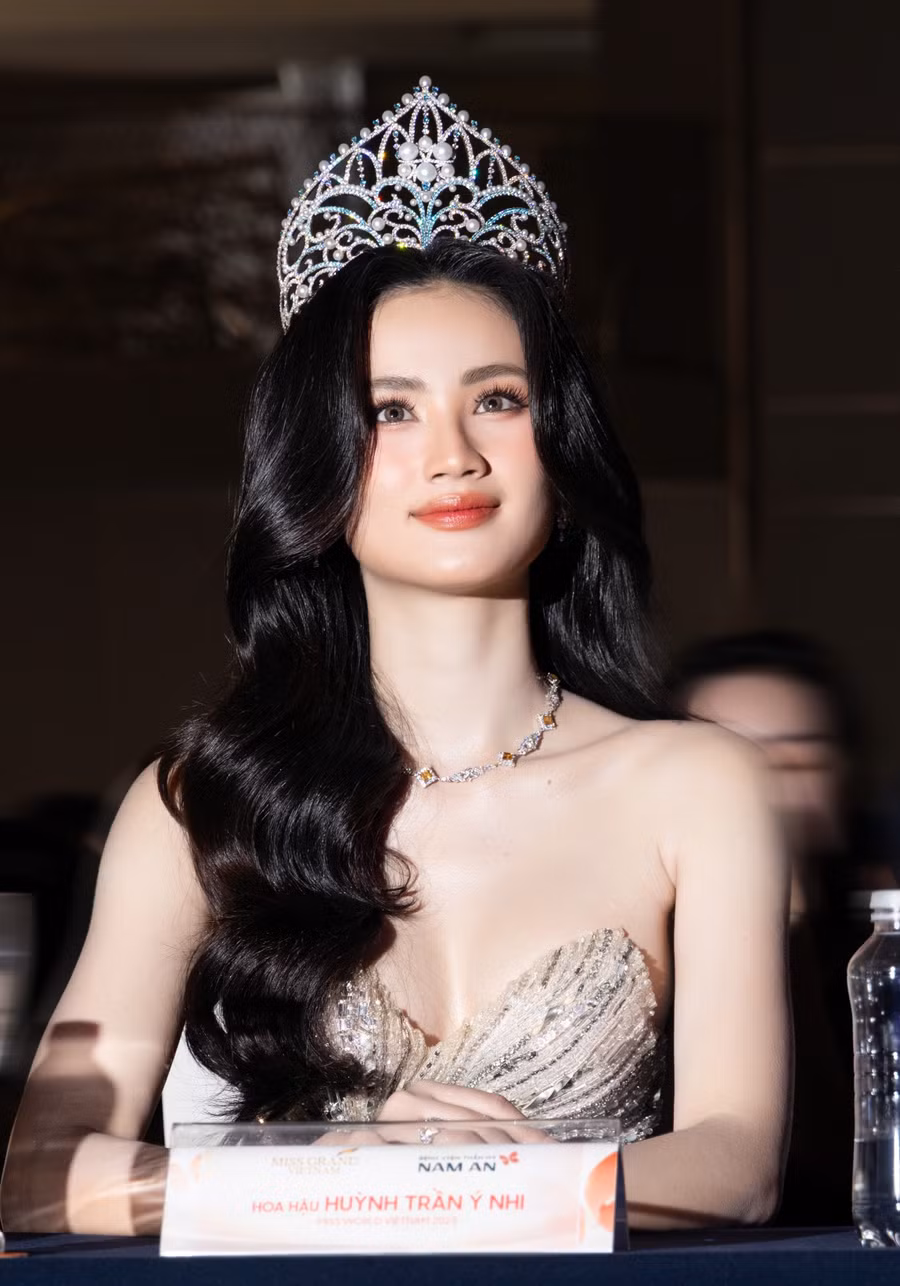 Cụ thể, Ý Nhi cho biết hồi tháng 9.2023, cô đã cắt mí và chỉnh xương mũi để có được ngoại hình tự tin hơn sau khi đăng quang Miss World Vietnam 2023. Người đẹp quê Bình Định thấy hài lòng với vẻ ngoài hiện tại của mình. “Tôi nhận được những lời khen về vẻ ngoài. Hình ảnh mới giúp tôi lên hình rạng rỡ hơn”, cô chia sẻ