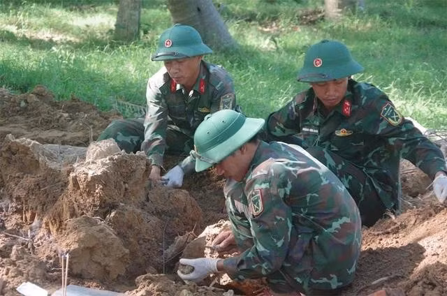 Lực lượng chức năng tìm kiếm liệt sĩ bên trong Thành cổ Quảng Trị