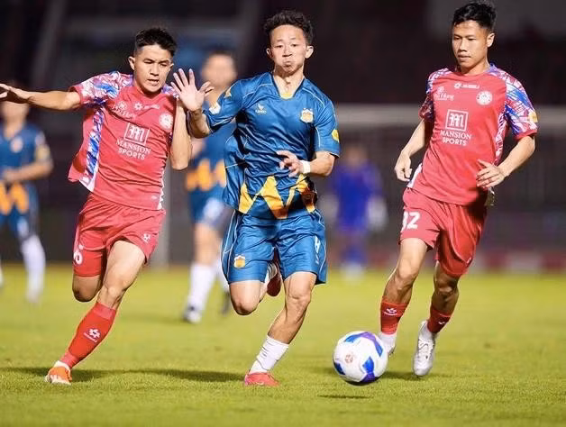 Châu Ngọc Quang đôi lúc phải làm thay nhiệm vụ của các ngoại binh ở HAGL