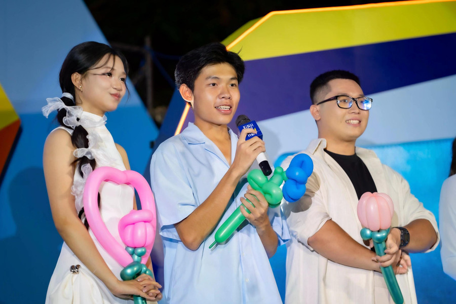 Hùng Anh được đạo diễn Võ Thanh Hòa giao vai diễn Quý Ròm ở bản điện ảnh. Nam diễn viên nói chuyến hành trình đóng phim là một cuộc phiêu lưu khó quên đối với mình. “Những trải nghiệm của tôi trong bộ phim mọi thứ đều hoàn toàn mới và phải đối mặt với những nỗi sợ lớn nhất của mình, được trải nghiệm tuổi thơ của thế hệ 8X, 9X”, anh cho hay