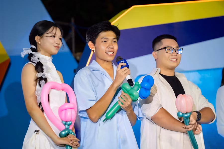 Hùng Anh được đạo diễn Võ Thanh Hòa giao vai diễn Quý Ròm ở bản điện ảnh. Nam diễn viên nói chuyến hành trình đóng phim là một cuộc phiêu lưu khó quên đối với mình. “Những trải nghiệm của tôi trong bộ phim mọi thứ đều hoàn toàn mới và phải đối mặt với những nỗi sợ lớn nhất của mình, được trải nghiệm tuổi thơ của thế hệ 8X, 9X”, anh cho hay