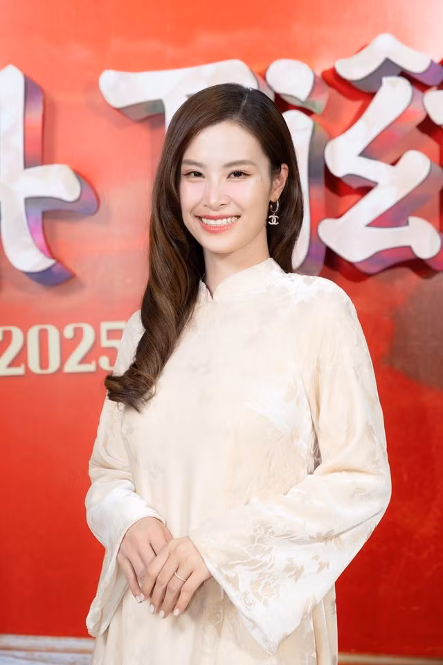 Nữ ca sĩ Đông Nhi duyên dáng với áo dài