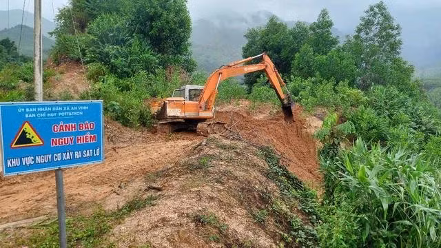 Sạt lở đã lấp tuyến đường dân sinh ở huyện miền núi An Lão, chính quyền địa phương đang khắc phục