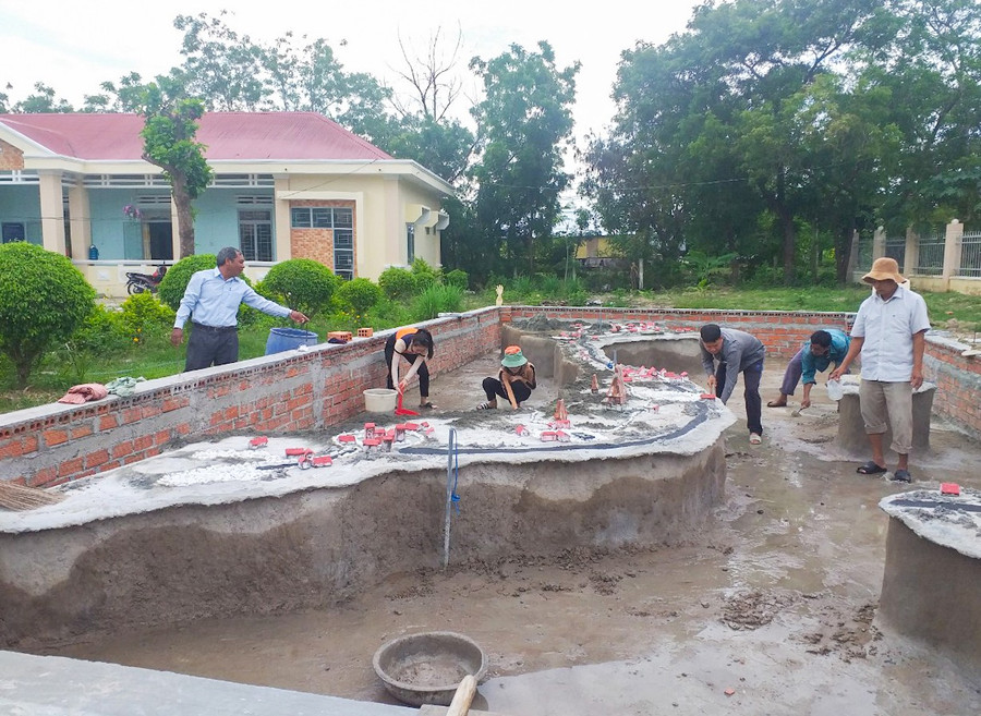 Trường Tiểu học Trần Quốc Tuấn (huyện Krông Pa) cải tạo khu vực trũng thấp để xây dựng mô hình bản đồ Việt Nam. Ảnh: Ngô Thu truong-tieu-hoc-tran-quoc-tuan-huyen-krong-pa-cai-khu-vuc-trung-thap-de-xay-dung-mo-hinh-ban-do-viet-nam-anh-ngo-thu.jpg