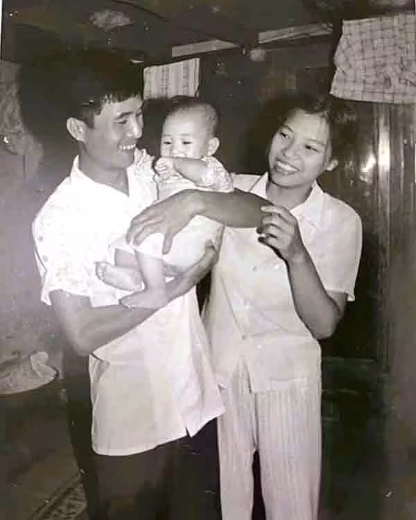 Vợ chồng ông bà Ninh - Thủy và con trai Hà Đăng Sơn