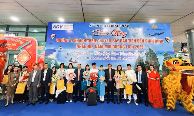 Tặng hoa và quà cho 8 du khách đầu tiên đến tỉnh Bình Định