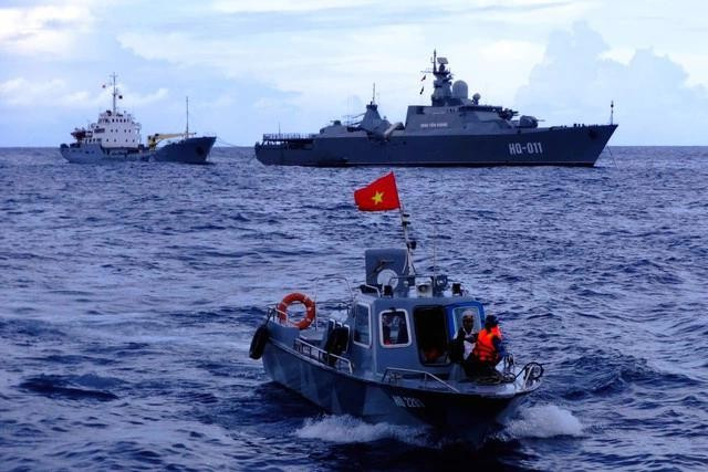 Tàu 011 - Đinh Tiên Hoàng làm nhiệm vụ bảo vệ chủ quyền trên vùng biển Trường Sa, năm 2013
