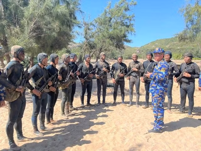 Đại tá Phan Văn Cảnh (Lữ đoàn trưởng Đặc công hải quân 126) giao nhiệm vụ cho bộ đội