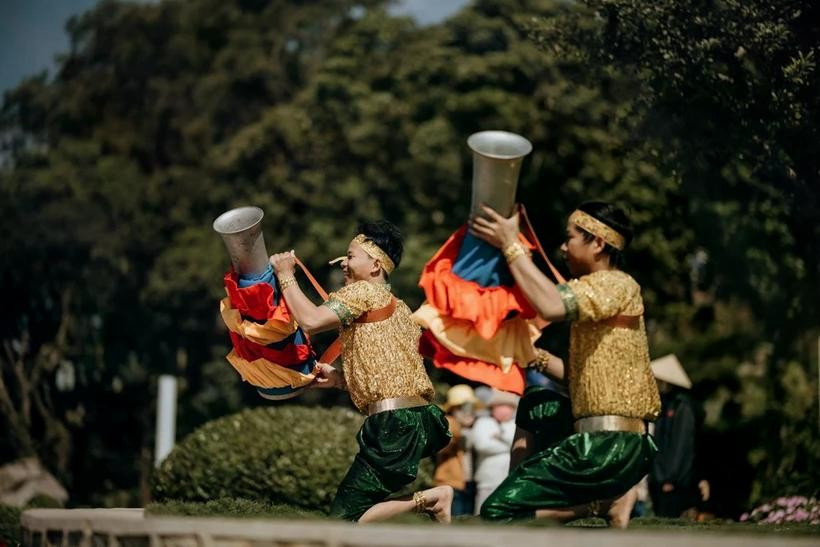 Múa trống Chhay dăm- di sản văn hóa của người Khmer được trình diễn trên núi Bà Đen. (Ảnh: Sun World Ba Den Mountain) Múa trống Chhay dăm- di sản văn hóa của người Khmer được trình diễn trên núi Bà Đen. (Ảnh: Sun World Ba Den Mountain)