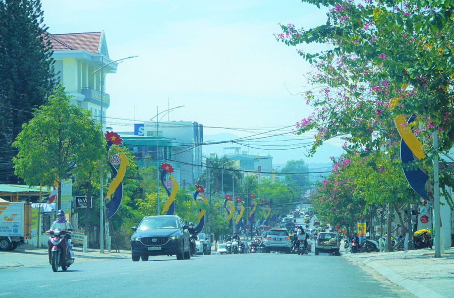 Đường Trần Phú nhộn nhịp hoạt động thương mại. Ảnh: DN