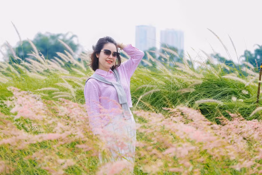 Cô Phạm Thu Thảo (Hà Đông) chia sẻ: "Tôi khá ấn tượng với sắc hồng tại bãi cỏ này, rất đẹp. Tôi chụp ảnh từ sáng đến trưa vẫn không thấy chán".