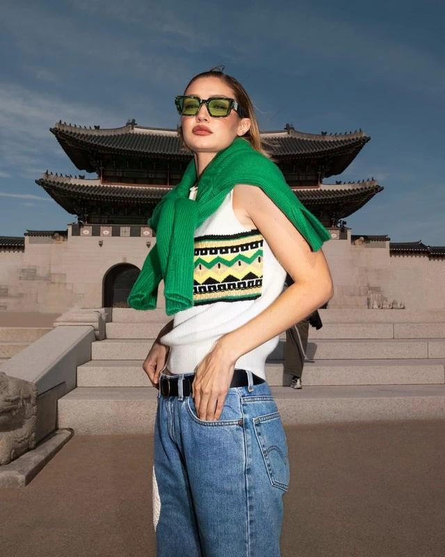 Ngoài các mẫu áo từ chất liệu vải thun, áo từ chất liệu len mỏng cũng là một ứng cử viên sáng giá mùa này. Hãy làm chủ phong cách thời trang đường phố bằng những bản phối &quot;chất như nước cất&quot;!