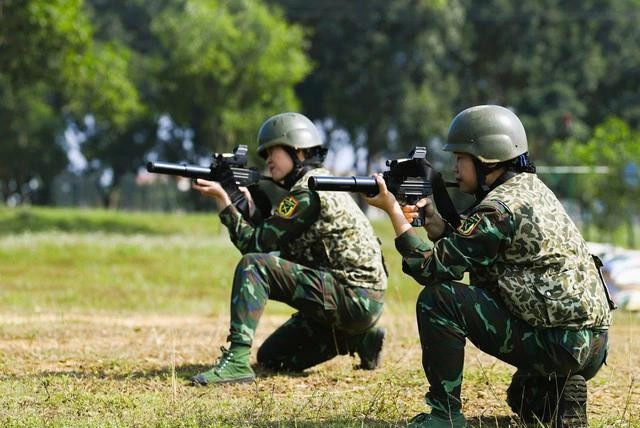Nữ quân nhân Lữ đoàn đặc công 429 sử dụng Micro Uzi gắn ống giảm thanh và kính ngắm quang học