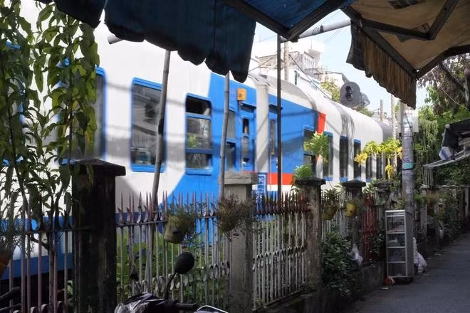 Một bên tàu chạy vội vã, một bên cuộc sống vẫn diễn ra chậm rãi, bình dị