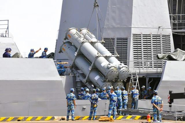 Lắp tên lửa diệt hạm Kh-35 Uran-E lên tàu hộ vệ tên lửa, trước khi đi làm nhiệm vụ trên biển